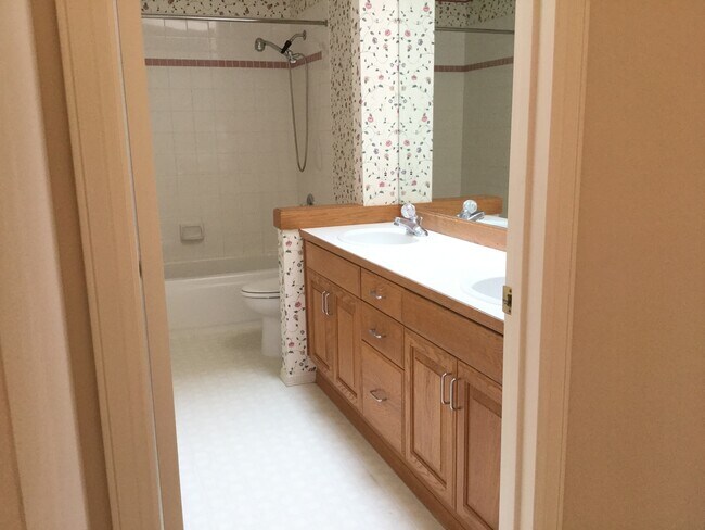 Building Photo - RARE OPPORTUNITY - 4 beds and 2.5 bath in ...