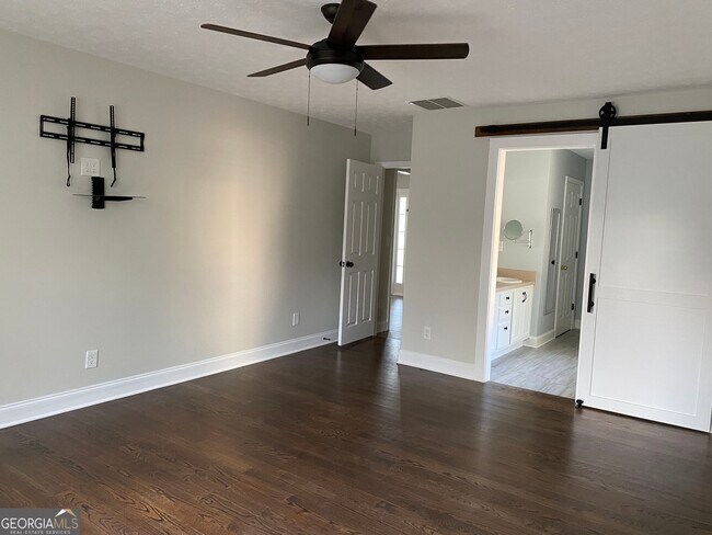 Building Photo - 900 Harbins View Dr
