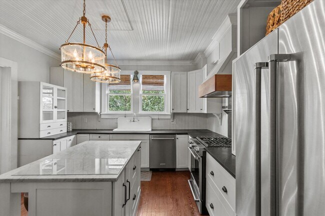 Building Photo - Country Classic with Modern Convenience!