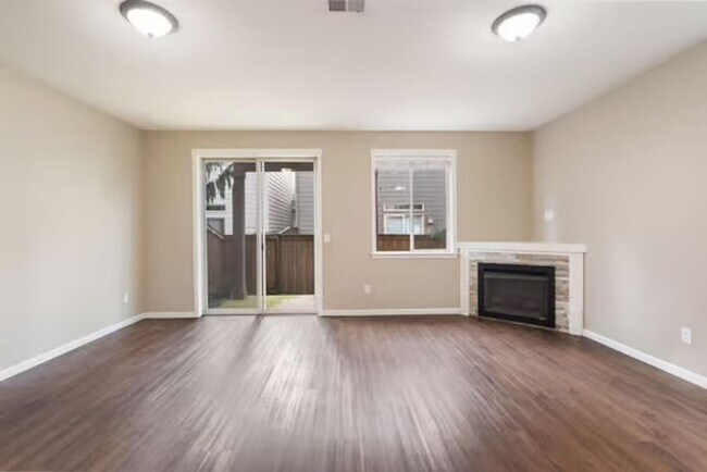 Building Photo - Beautiful  Home Great Location