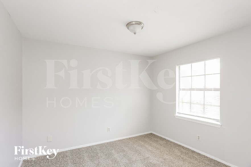 Building Photo - 608 Nora Ln