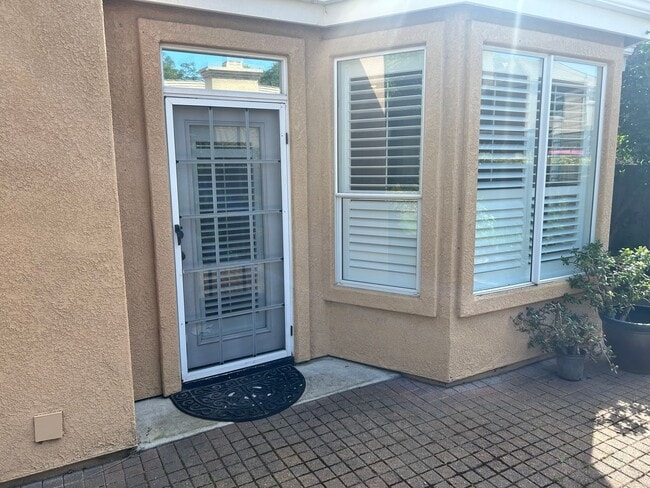 Building Photo - Beautiful Brookside Home 3 Bedroom/2 Bath