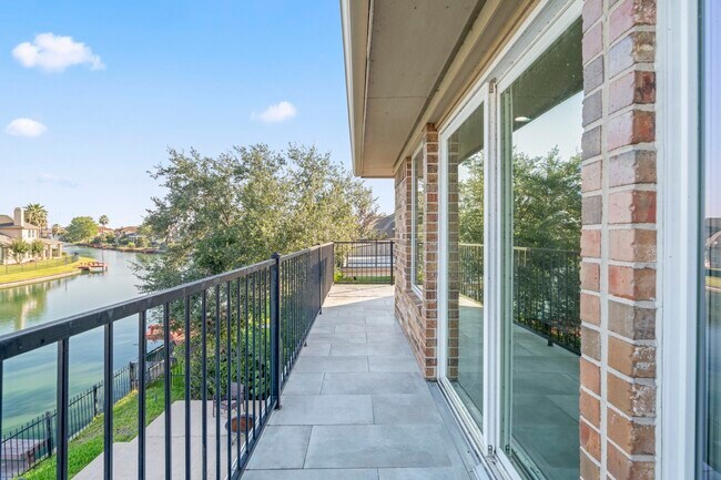 Building Photo - 10011 Lakeside Gables Dr