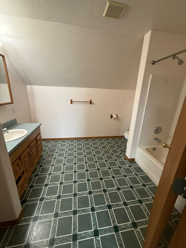 Building Photo - 3 bed 2.5 bath Victor home with pasture.