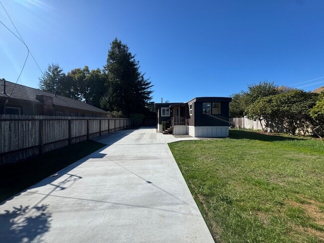 Building Photo - Sweet in-town mobile, very cute 1 bedroom ...