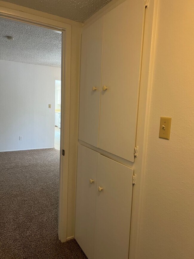 Building Photo - Available NOW! Cute Duplex in North Highla...