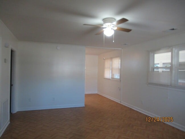 Building Photo - 326 W Hampton Ave