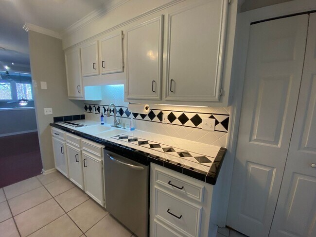 Building Photo - Great Location with a River View!