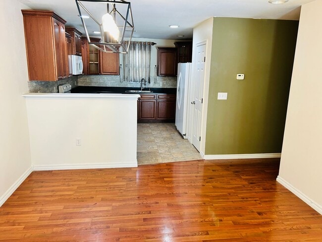 Building Photo - Spacious Townhome, Close to Fort Riley!