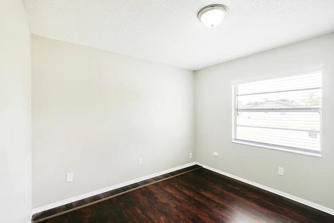 Building Photo - 1303 Village Ct