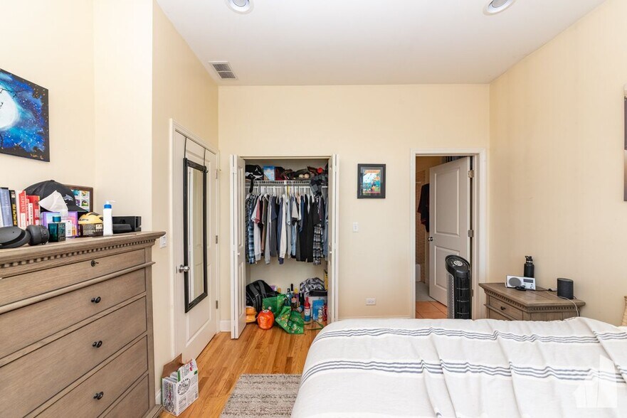 Building Photo - 1133 W Addison St