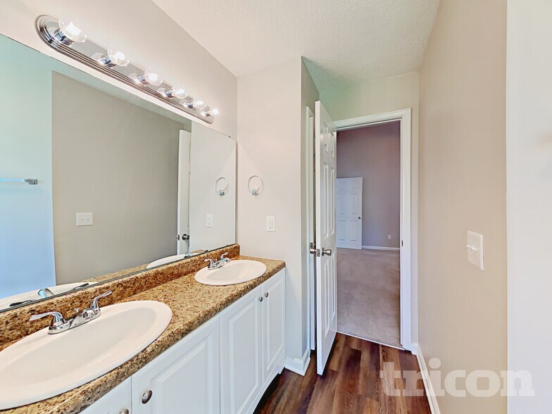 Building Photo - 111 Sweet Thorne Rd