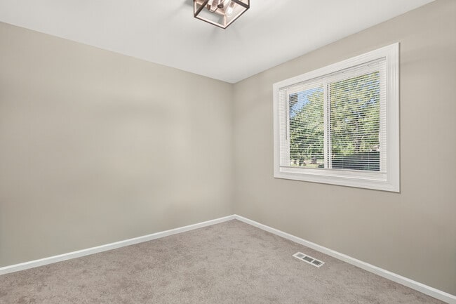 Building Photo - 665 Thorntree Ct