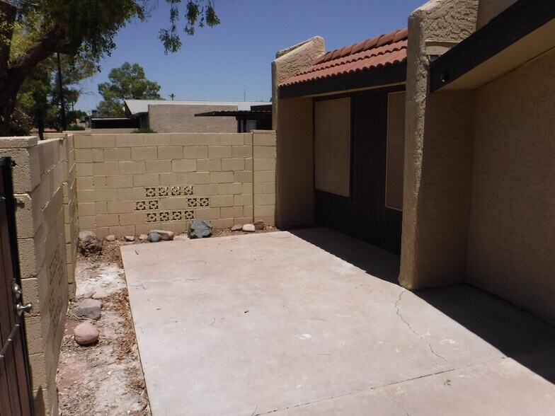 Building Photo - 712 N Santa Barbara #16