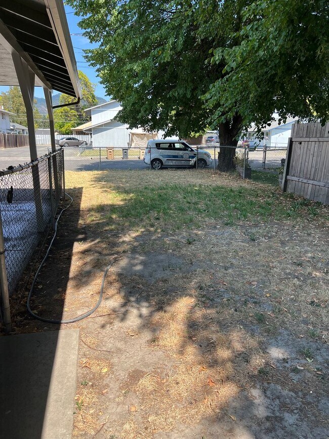 Building Photo - 511-513 SE L St