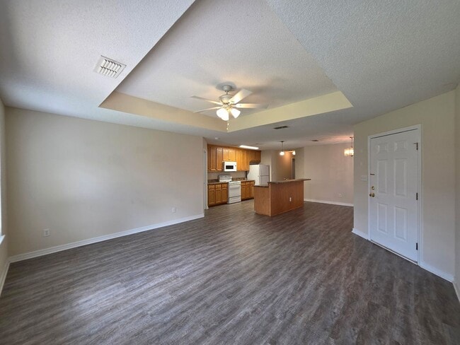 Building Photo - 3BR/2BA home with 2 car garage and privacy...