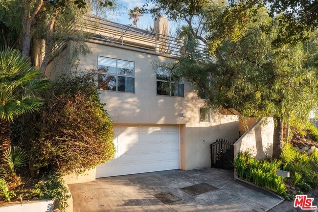 Building Photo - 4350 Hillview Dr