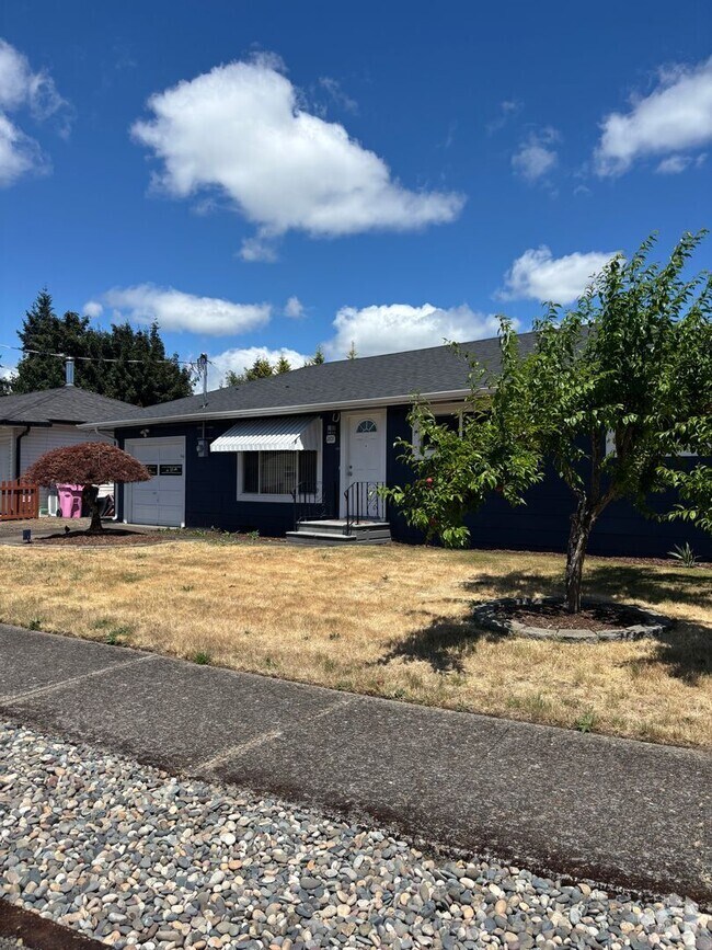 Building Photo - Single level 3 bedroom- Huge yard!