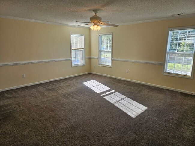 Building Photo - Beautiful 4 bedroom, 2.5 bath home in the ...