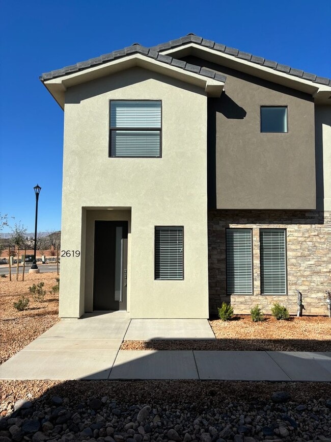 Primary Photo - Woodland Estates Townhome! - END UNIT!!