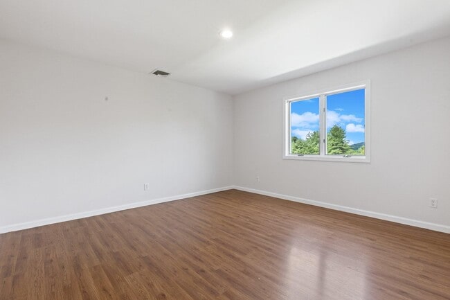 Building Photo - 2 Larissa Ln