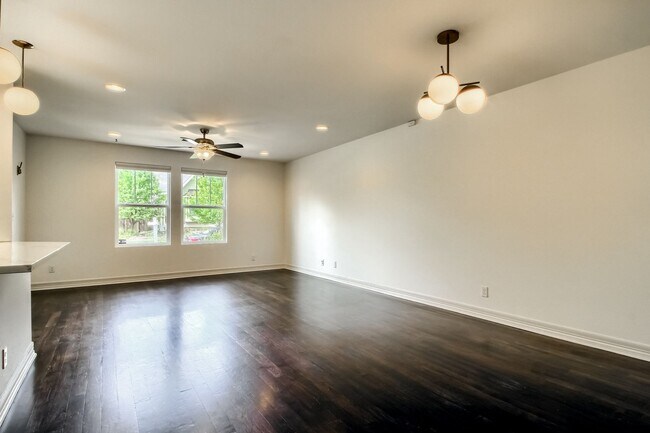 Building Photo - Beautiful 3 bedroom townhome in Central Pa...