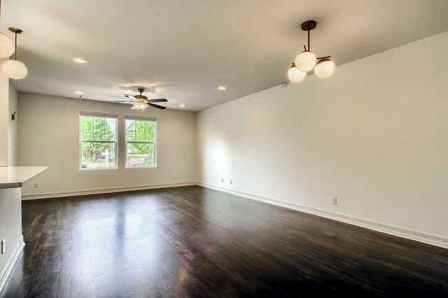 Building Photo - Beautiful 3 bedroom townhome in Central Park (Stapleton) Neighborhood