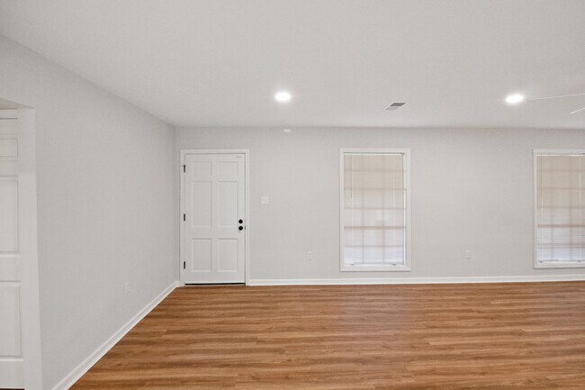 Building Photo - 1027 Tanglewood Dr