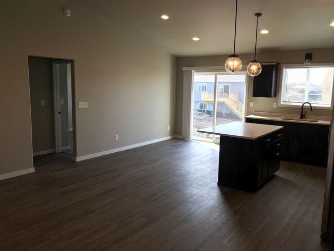 Building Photo - 4 Bed 2 Bath Single Family Home