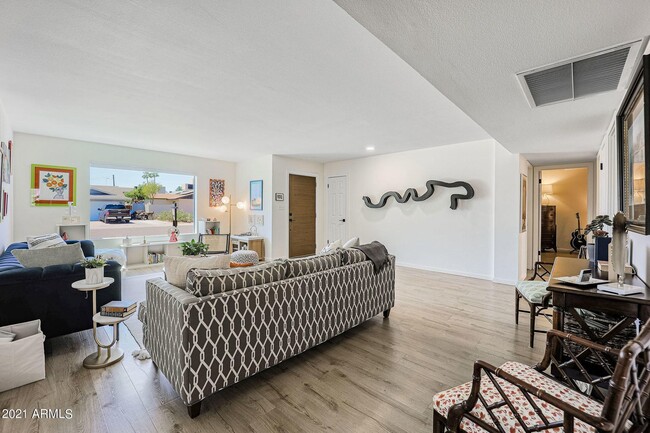 Building Photo - 8133 N 16th Dr