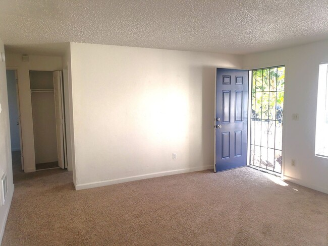 Building Photo - Updated Four-Plex in SE Portland with Fenc...