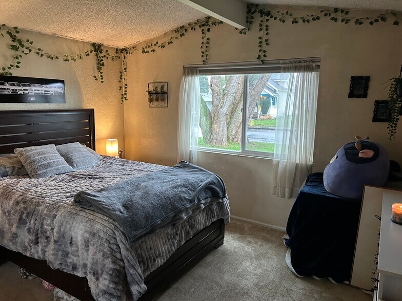 Building Photo - 1017 Oakes Ave