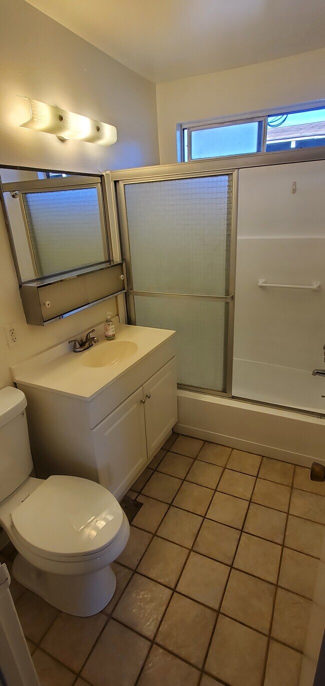 Building Photo - 1347 N Alvarado St