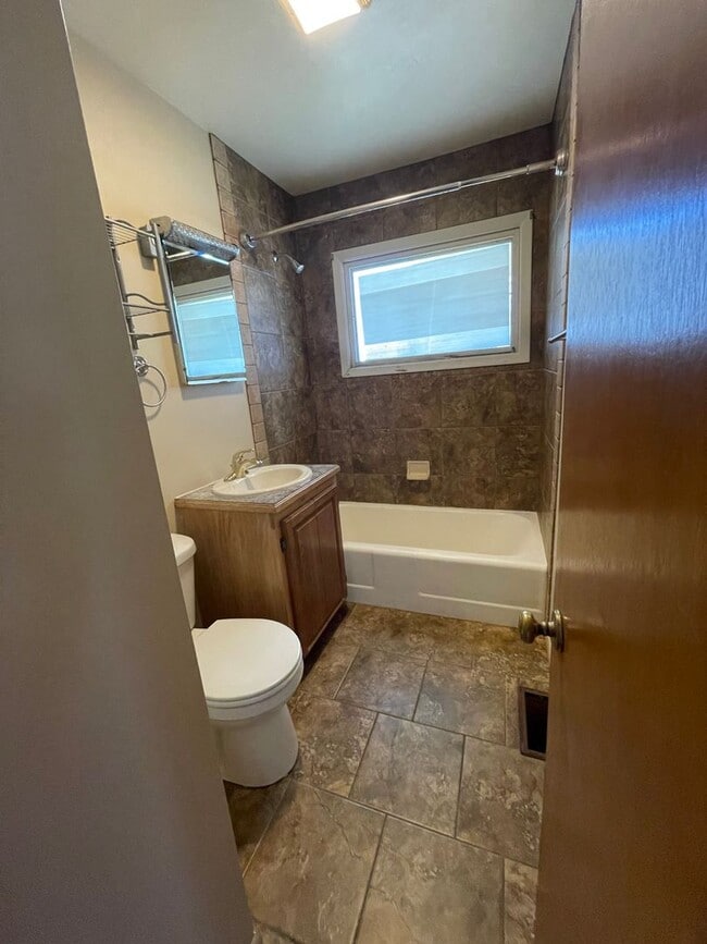 Building Photo - 3 Bedroom, 1 Bathroom Home