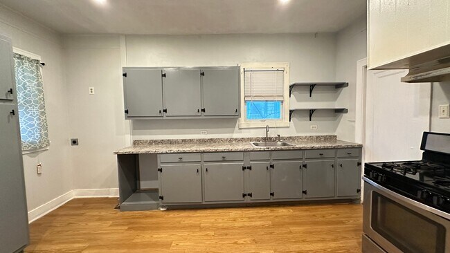 Building Photo - Highland Park 2/1 Home Ready for Move-In