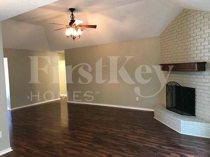 Building Photo - 1417 Highland Dr