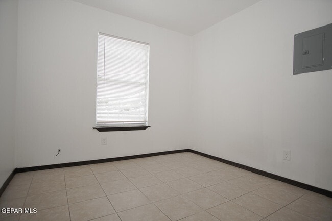 Building Photo - 8489 Roseway Dr