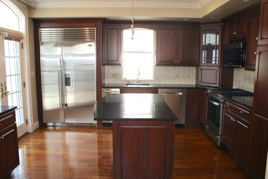 Building Photo - 33 Franklin St