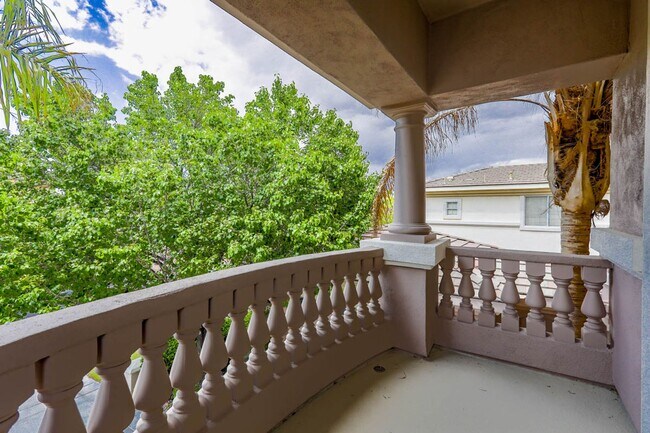 Building Photo - 5 Bedroom Pool Home Located In Summerlin G...
