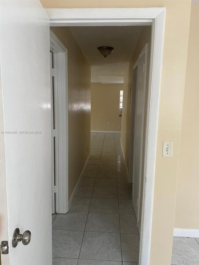 Building Photo - 1020 W 2nd St