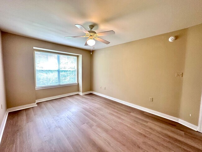 Building Photo - Adorable 3B/2.5B Unfurnished Townhome located in Twin Lakes Neighborhood!