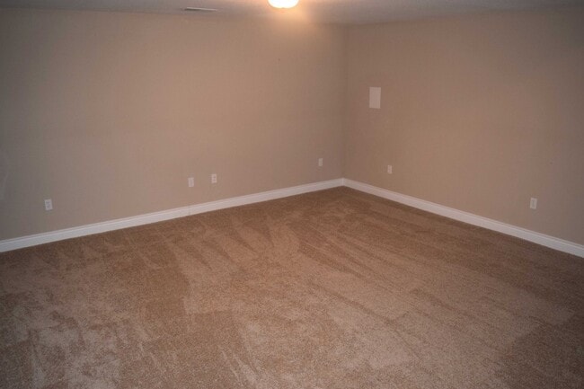Building Photo - Gorgeous Split Foyer Home!