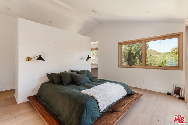 Building Photo - 1149 Old Topanga Canyon Rd