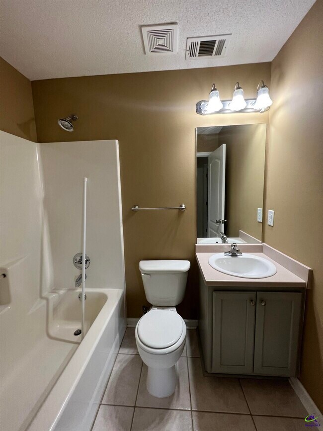 Building Photo - 206 Meyers Lake Dr