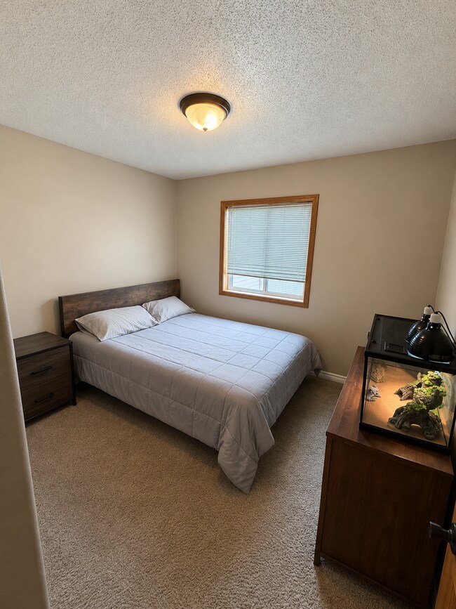 Building Photo - 4BR/2ba Tri-Level Home in Private West Side Neighborhood Near Sherman School
