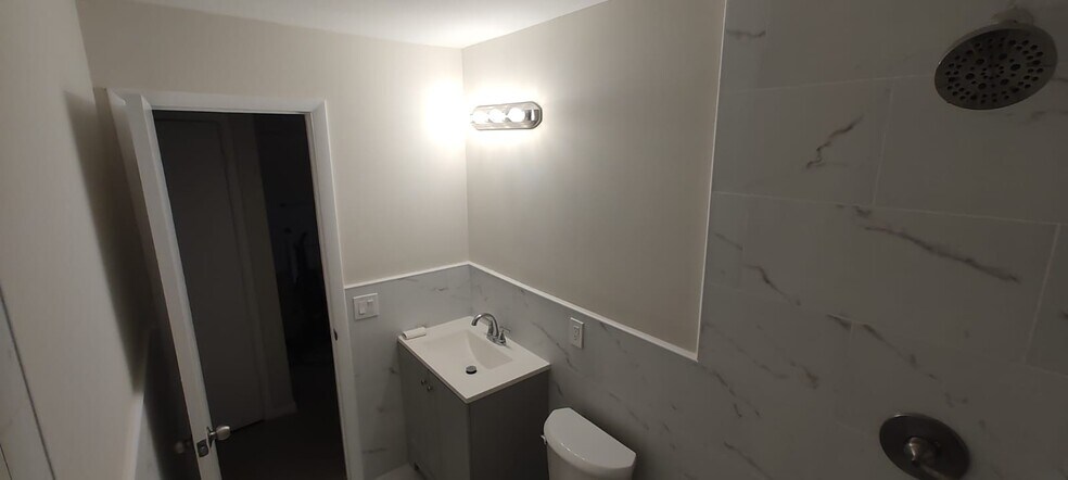 Building Photo - 2504 NW 9th Ln