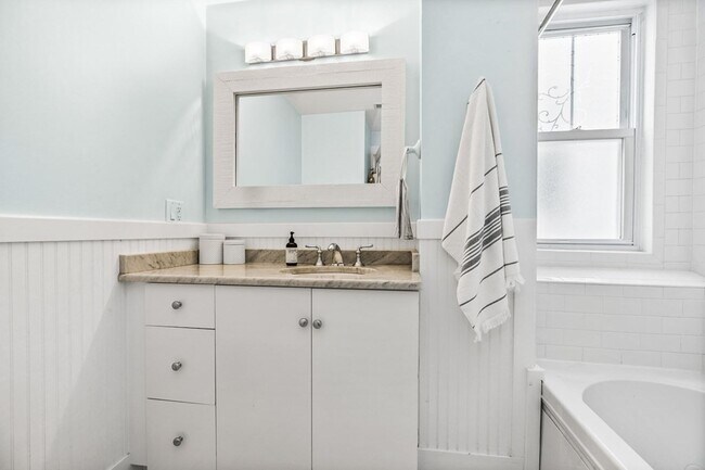 Building Photo - 472 E 8th St