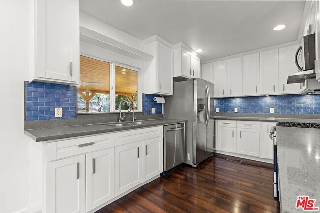 Building Photo - 2320 Belleglade Ave