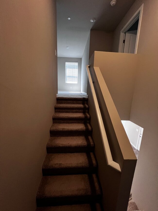 Building Photo - Spacious 4-Bedroom Townhome with Loft, Che...