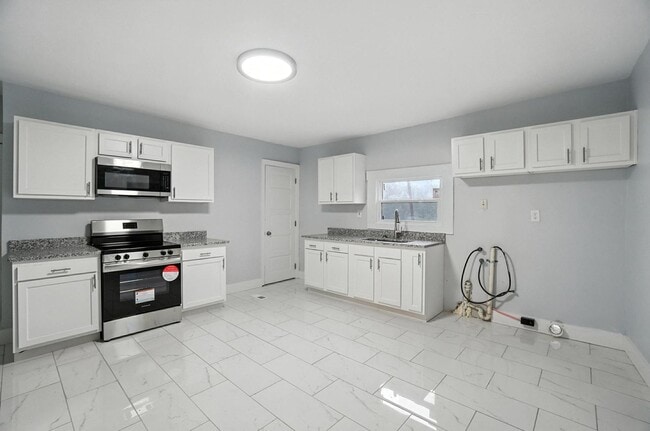 Building Photo - Newly Renovated, Large Home in Dayton!!